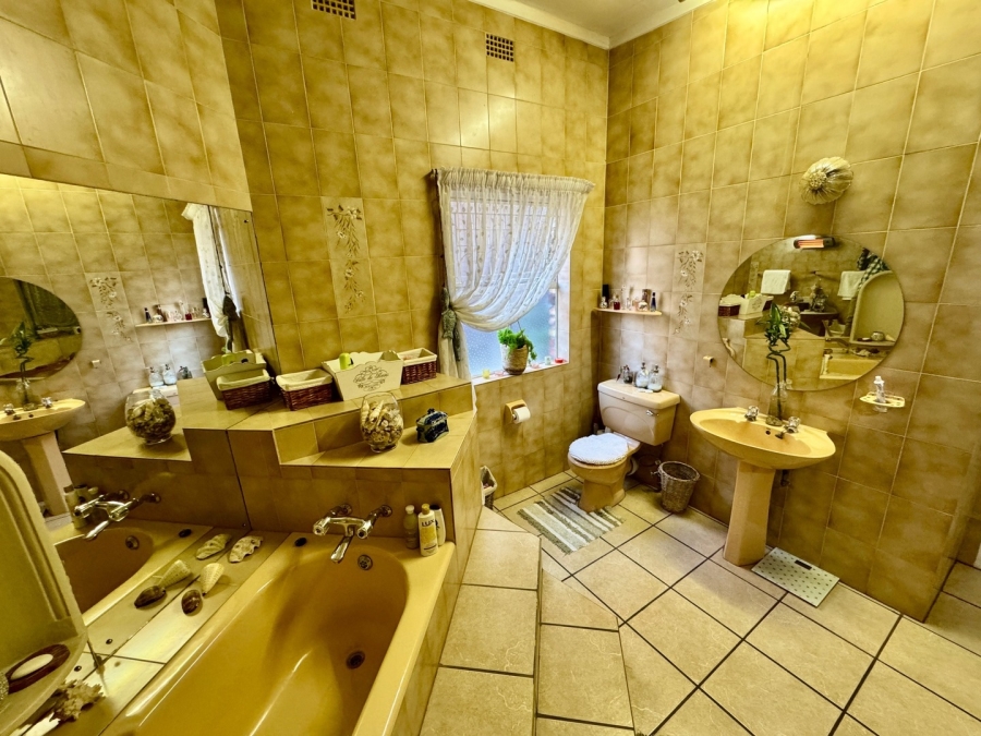 5 Bedroom Property for Sale in Van Der Hoff Park North West